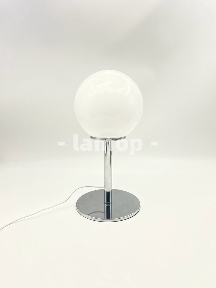 乳白色のソリッドグローブクローム薄型ポールテーブルランプ、ク - Desk Lamp のレビューと価格